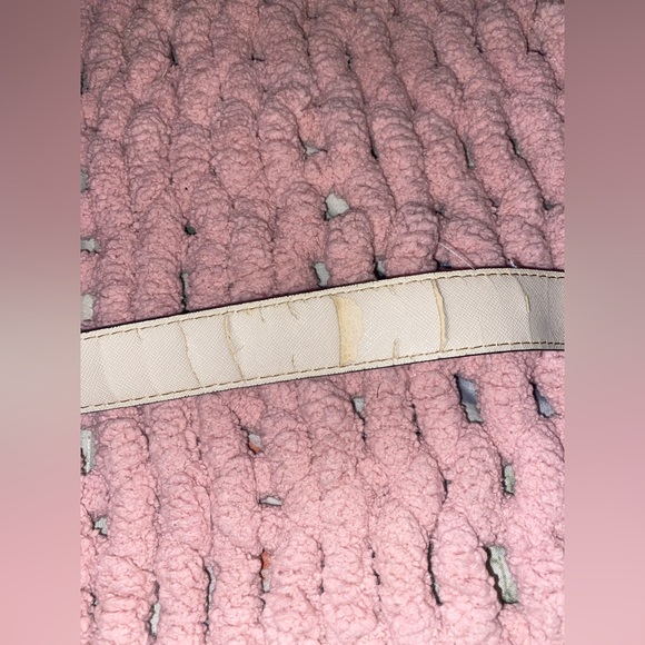 Guess - Picture 2 of 3